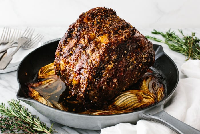 Cooked prime rib in a pan.